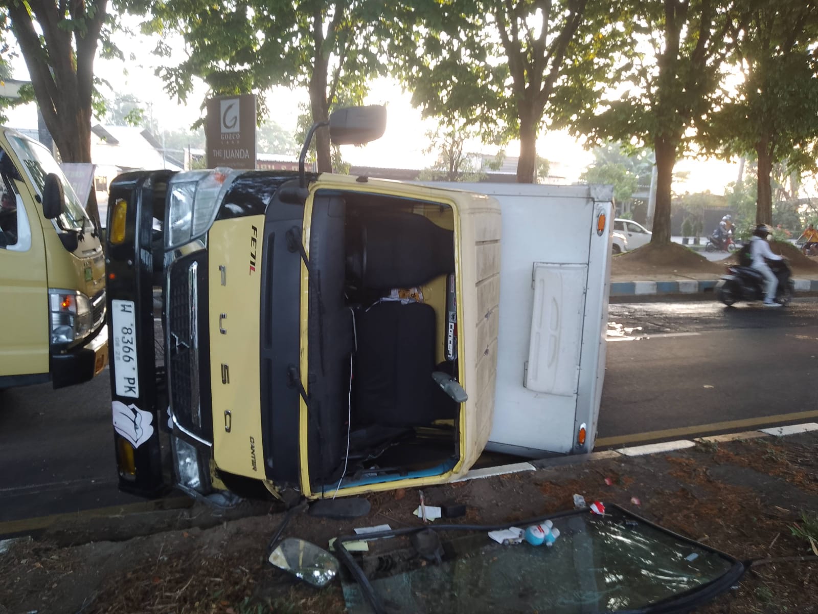 APES : Kondisi truk boks usai mengalami pecah ban di Jalan Raya Juanda, Gedangan, Sidoarjo, Jumat (12/9).(IST/RADAR SIDOARJO)