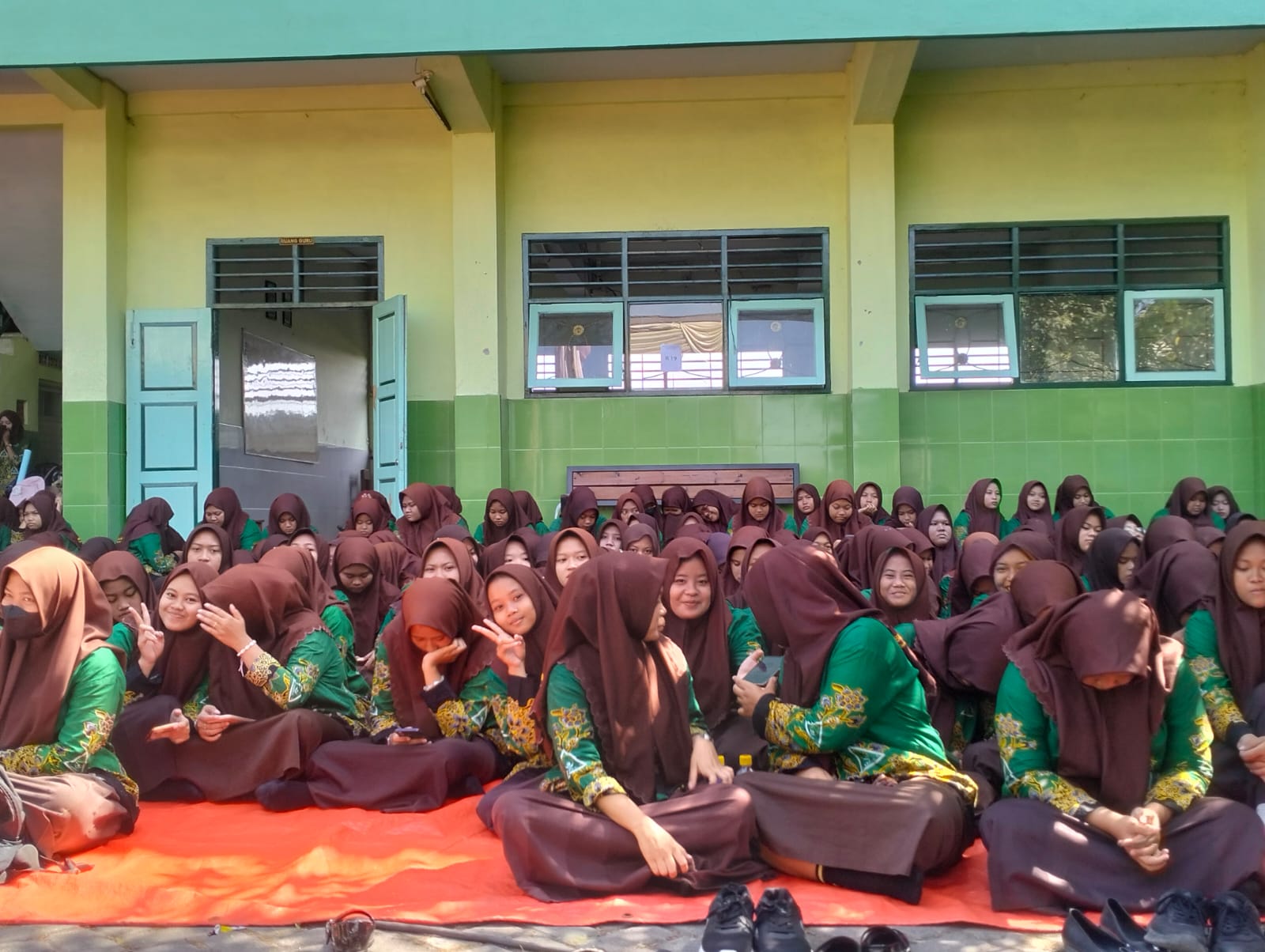 KHIDMAT: Para siswa SMK Islam Krembung mengikuti kegiatan Maulid Nabi Muhammad SAW Jumat (12/9).(ANAS/RADAR SIDOARJO)