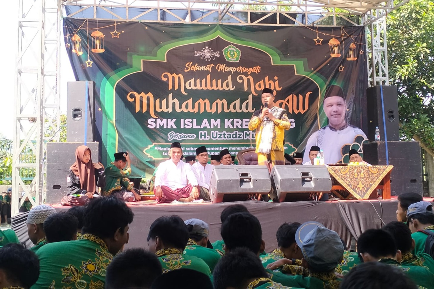 KEBERSAMAAN : Seluruh siswa SMK Islam Krembung ikuti peringatan Maulid Nabi Muhammad SAW, Jumat (12/9).(ANAS/RADAR SIDOARJO)