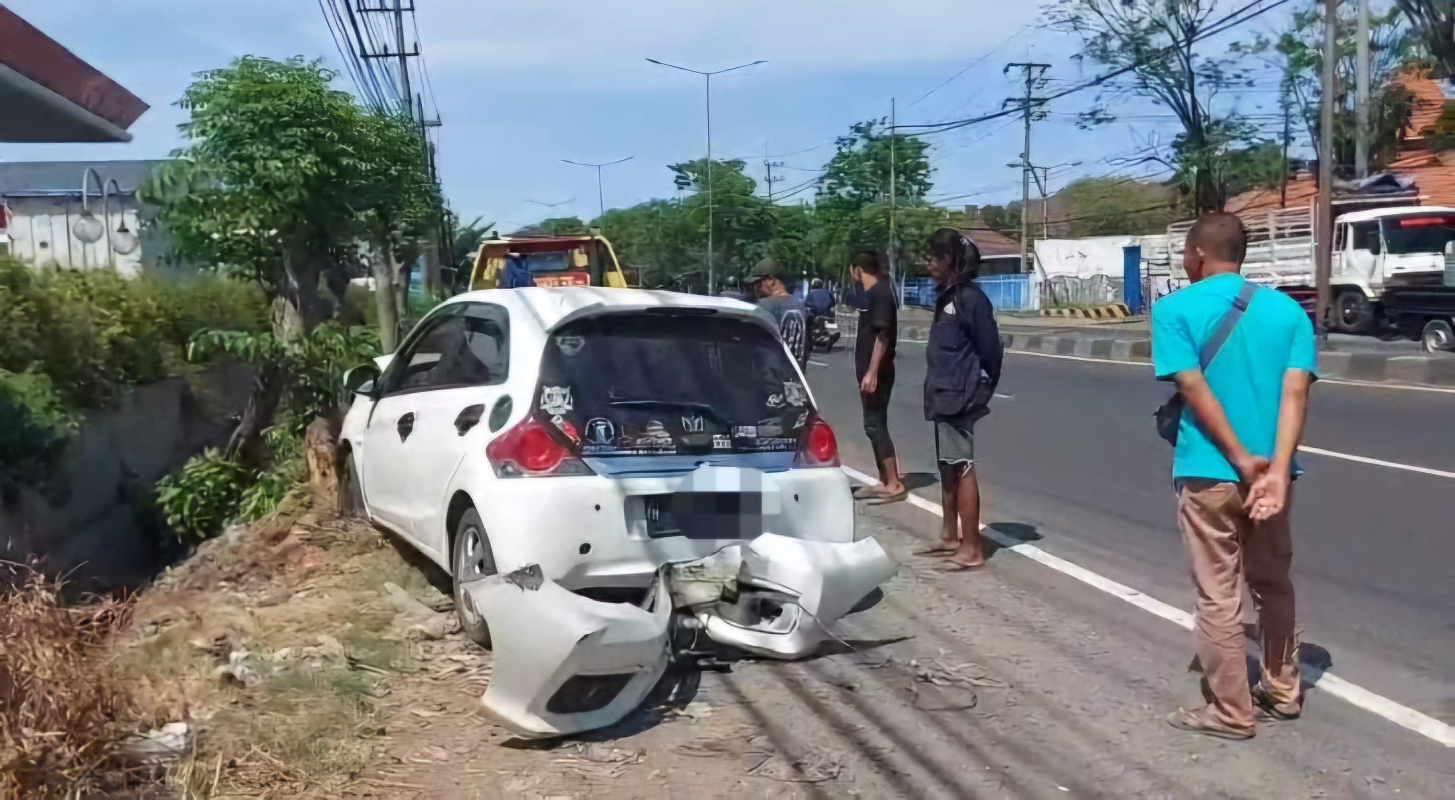 RUSAK : Kondisi mobil usai menabrak pohon di Trosobo, Taman, Sidoarjo. (IST/RADAR SIDOARJO)