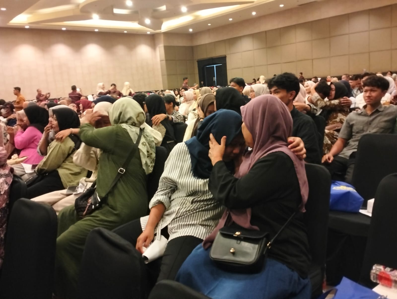 SINERGI : Sekolah, siswa dan orang tua ikuti gelaran Inspirative Parenting, Sabtu (13/9).(ANAS/RADAR SIDOARJO)