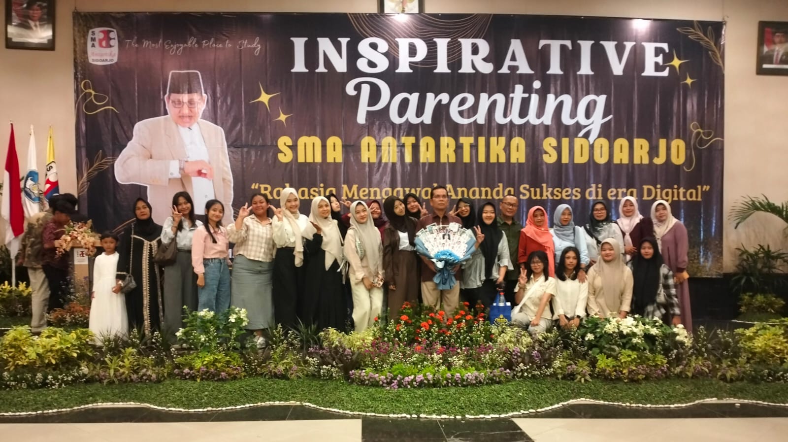 GUYUB: Foto bersama wali murid dewan Guru bersama siswa SMA Antartika Sidoarjo sesuai kegiatan Inspirative Parenting Sabtu (13/9).(ANAS/RADAR SIDOARJO)