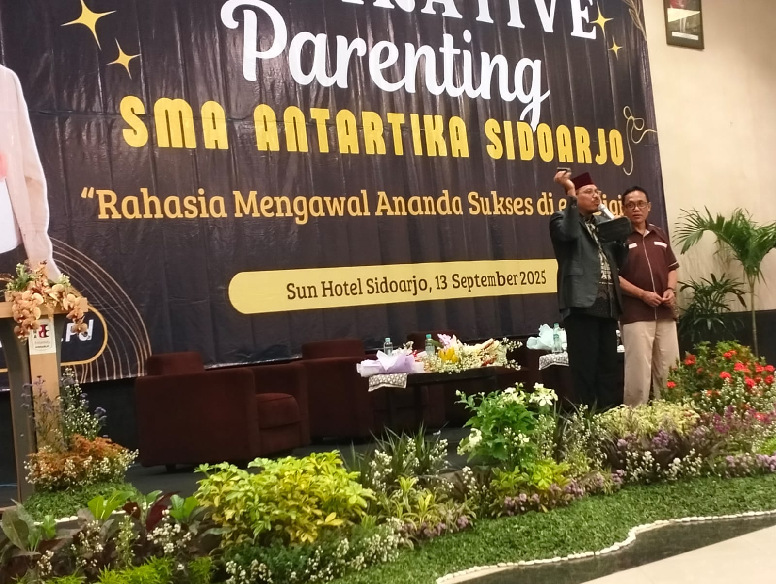 WAWASAN: Kepala SMA Antartika Sidoarjo Mudjaini Ahmad bersama Dr.Nafik Palil dalam kegiatan Inspirative Parenting Sabtu (13/9).(ANAS/RADAR SIDOARJO)