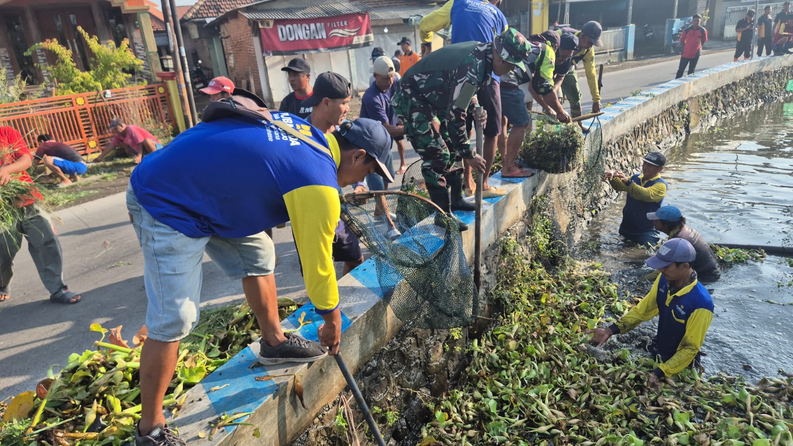 GOTONG ROYONG: Warga Tanggulangin bersama-sama bersihkan Sungai Gedangrowo, Tanggulangin, Sidoarjo. (IST/RADAR SIDOARJO)
