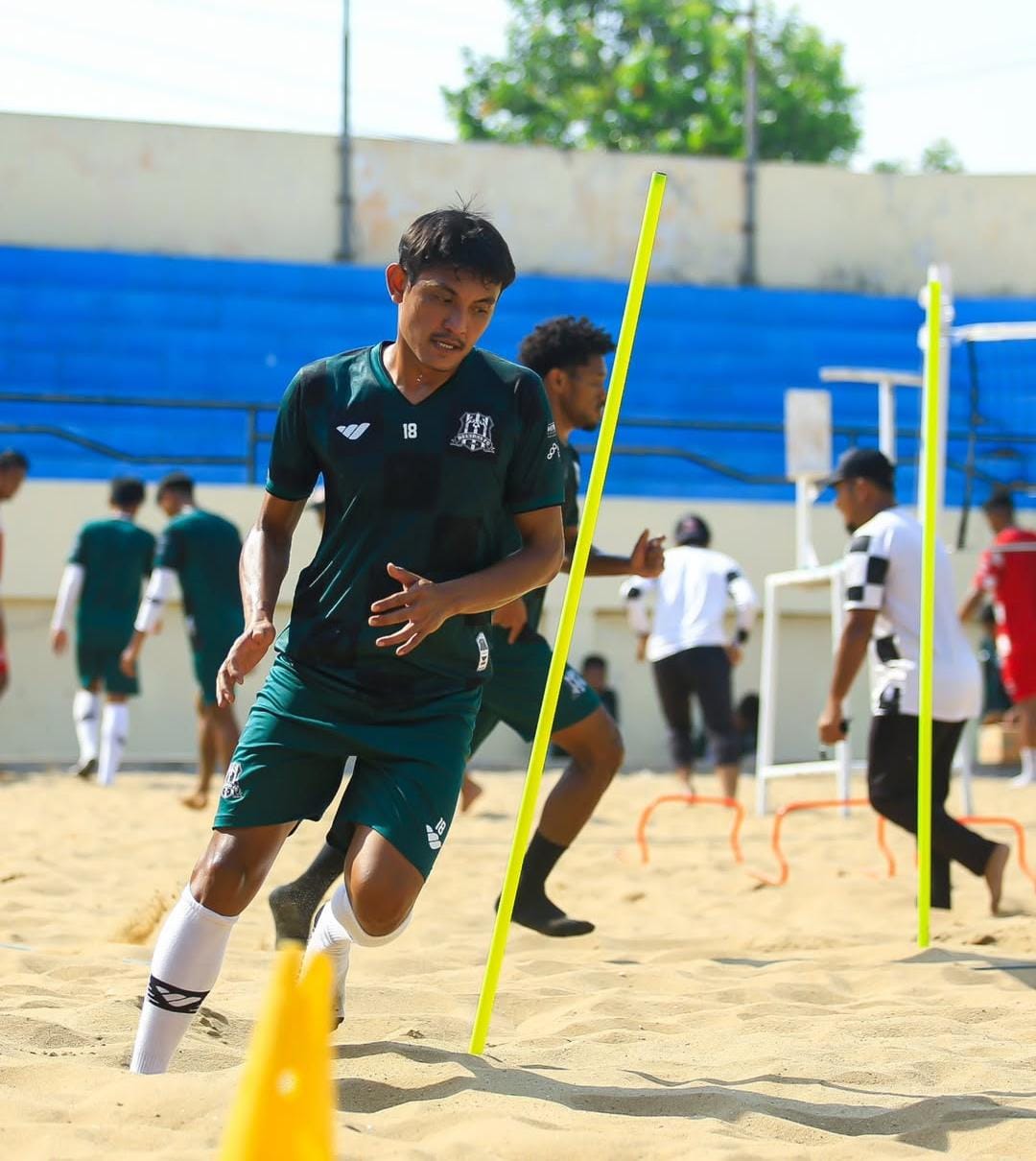 SEMANGAT: Pemain Deltras Sidoarjo, Martinus Novianto saat latihan di GOR Delta Sidoarjo. Deltras nyatakan siap 100 persen arungi Liga 2.(IST/RADAR SIDOARJO)