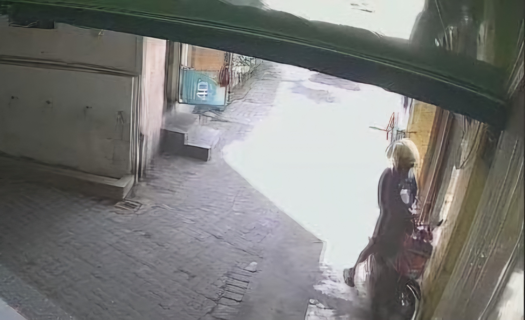 NEKAT : Maling motor saat beraksi di Jalan Raya Taman, Sidoarjo. Pelaku terekam CCTV saat mencuri motor karyawan rumah makan.(IST/RADAR SIDOARJO)