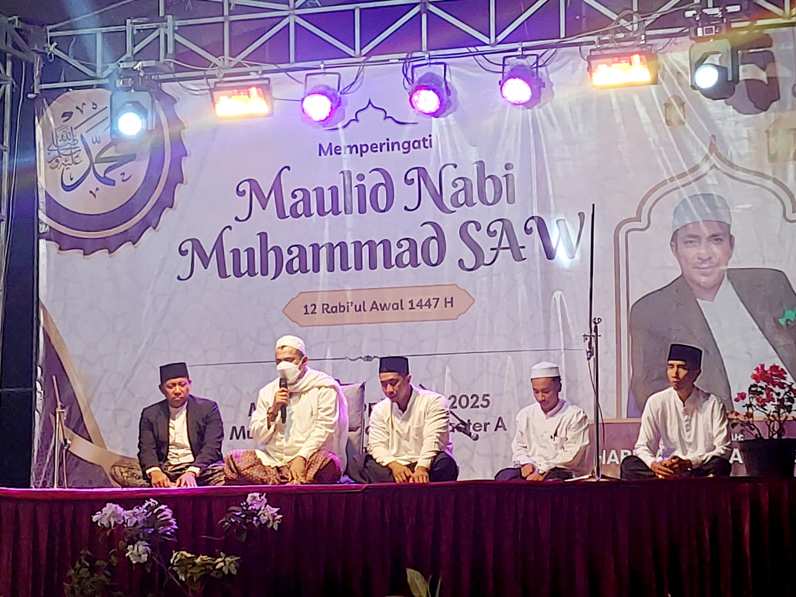MENCARI BERKAH: Ceramah agama oleh Habib Ali Zainal Abidin didampingi Ketua Takmir Musholla Al-Hidayah Fitra dan Ketua RW 12 Mukti Wibowo saat kegiatan Maulid Nabi Muhammad SAW.(ANAS/RADAR SIDOARJO)