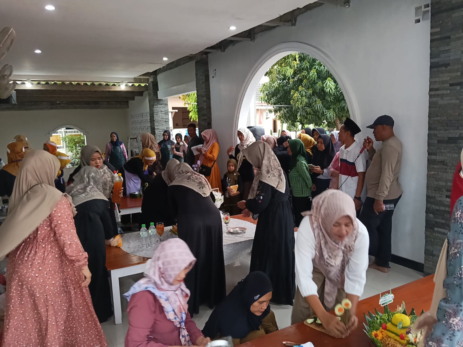 ANTUSIAS: Para Warga Cluster A Graha Kota bersemangat mengikuti lomba tumpeng diikuti ibu PKK.(ANAS/RADAR SIDOARJO)