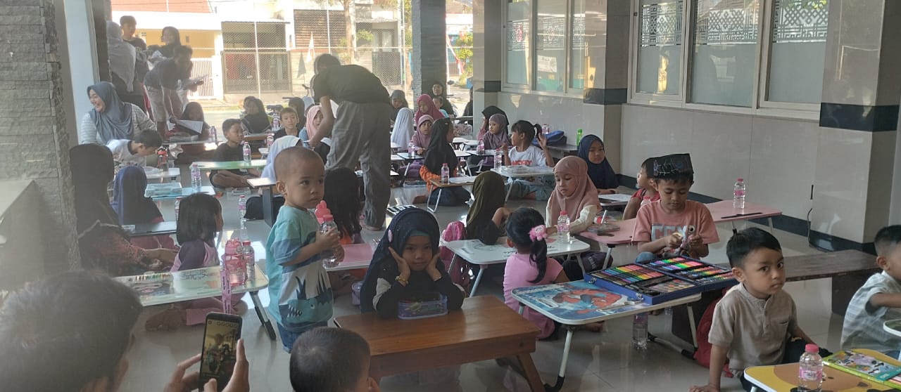 GEMBIRA: Anak-anak saat mengikuti lomba menggambar dalam mempringati Maulid Nabi Muhammad SAW di Musholla Al-Hidayah Graha Kota Blok Cluster A.(ANAS/RADAR SIDOARJO)