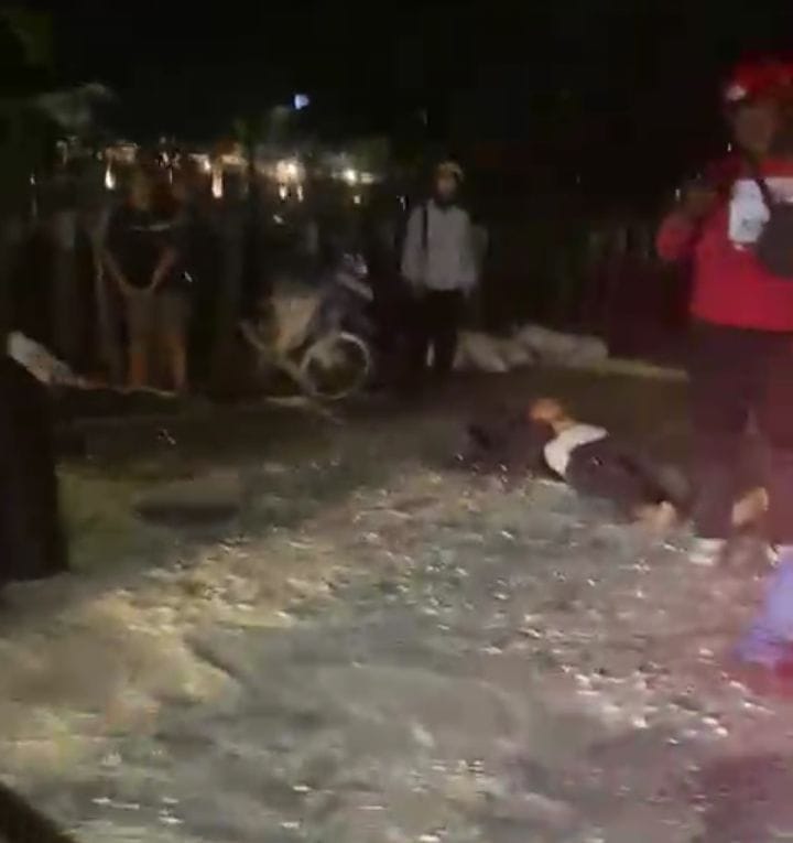 OLAH TKP : Polisi sedang memeriksa sejumlah saksi terkait karung gaplek yang jatuh dan membuat satu pengendara jadi korban di Jalan Raya Waru, Minggu (14/9) malam.(IST/RADAR SIDOARJO)