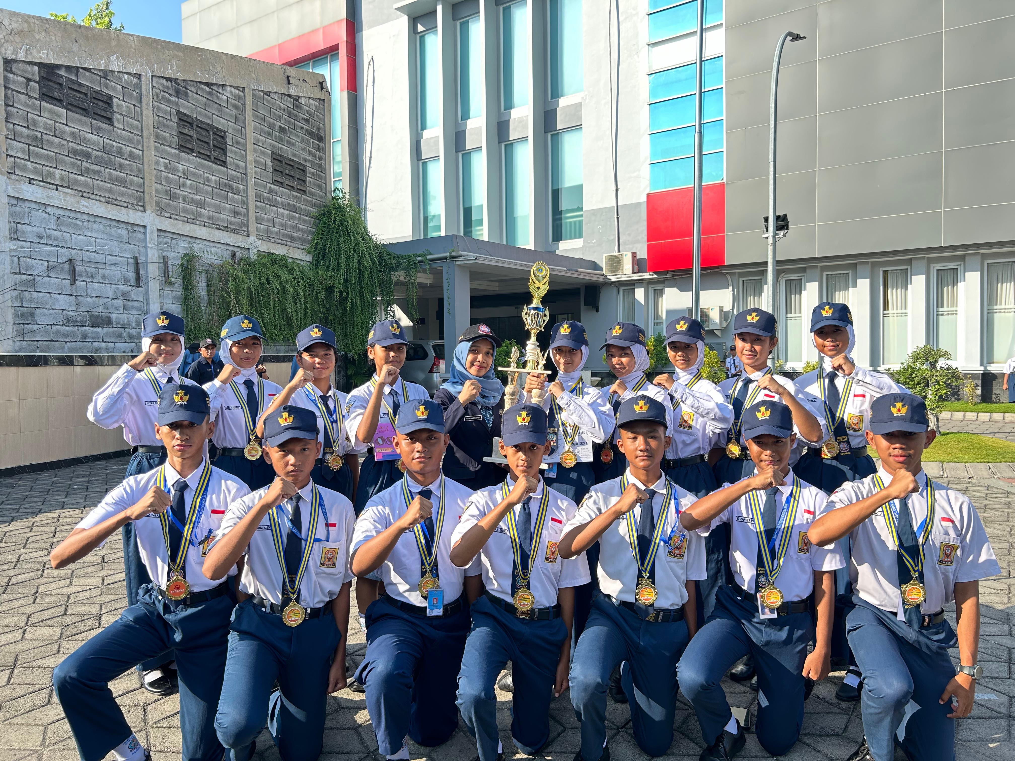 MEMBANGGAKAN : Siswa SMP Hang Tuah 6 Excellent Juanda raih juara 1 lomba LKBB.(ANAS/RADAR SIDOARJO)