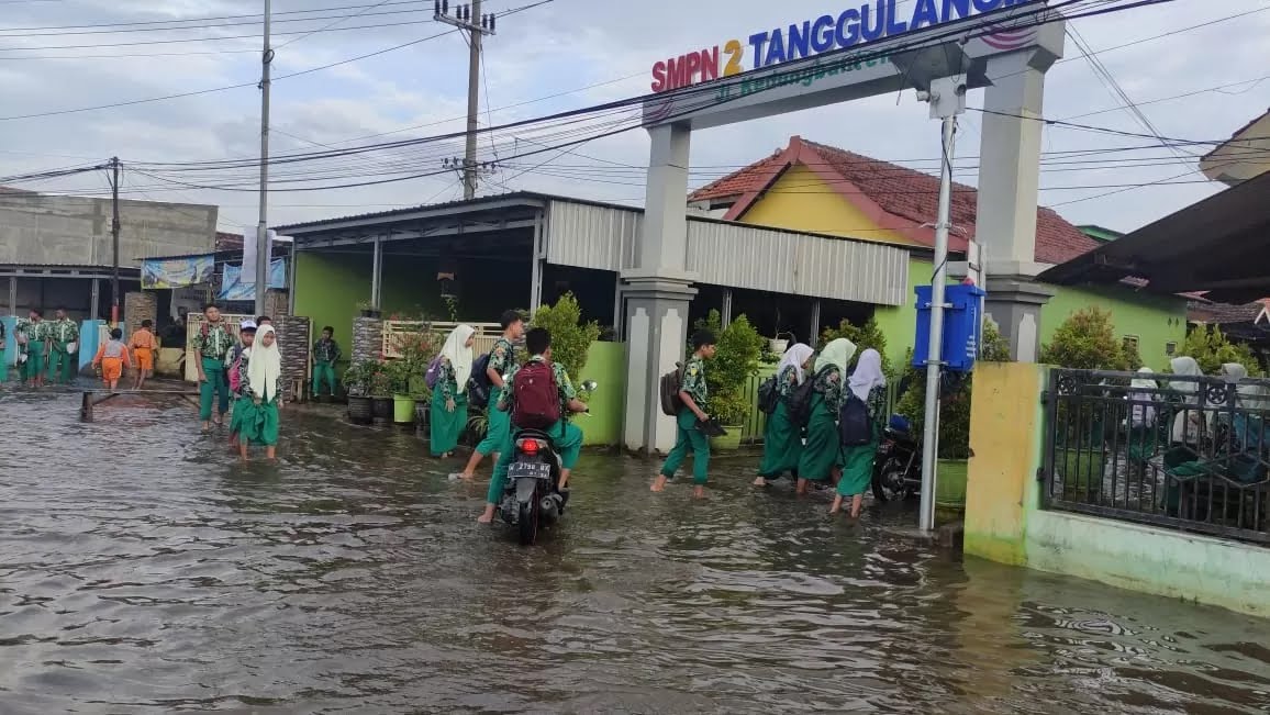 LANGGANAN: Kondisi SMPN 2 Tanggulangin saat diterjang banjir tahun lalu. Dispendikbud Sidoarjo melakukan renovasi ruang kelas. (M SAIFUL ROHMAN/RADAR SIDOARJO)