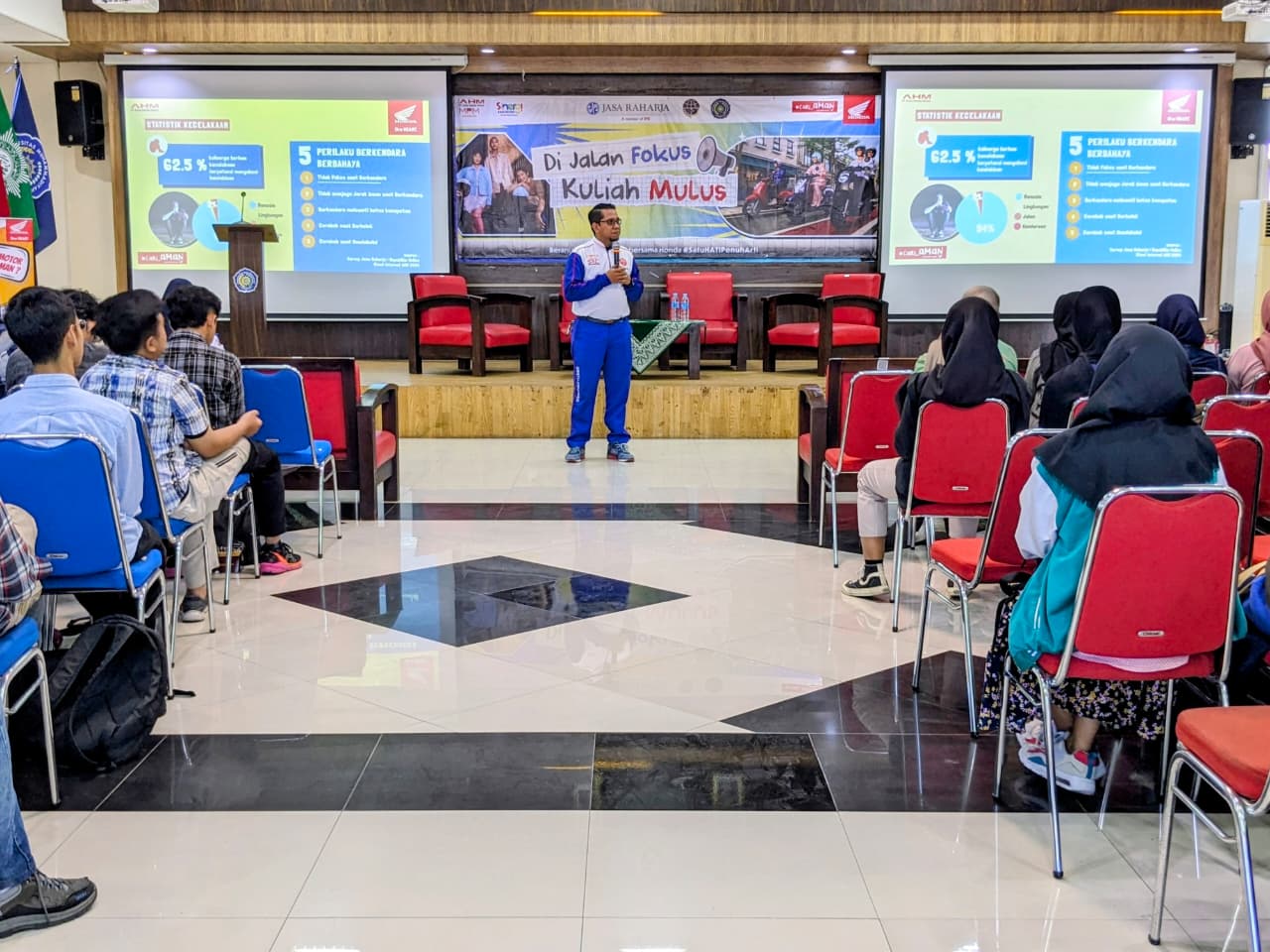 EDUKASI: PT MPM Honda bekerja sama dengan UMSIDA, Dishub dan Jasa Raharja memberi edukasi keselamatan dengan tema "Di Jalan Fokus, Kuliah Mulus".(IST/RADAR SIDOARJO)