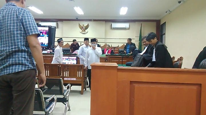 PUTUSAN: Mantan Kades Gilang, Sulhan bersama dua terdakwa lainnya saat menjalani sidang.(DIKY SANSIRI/RADAR SIDOARJO)