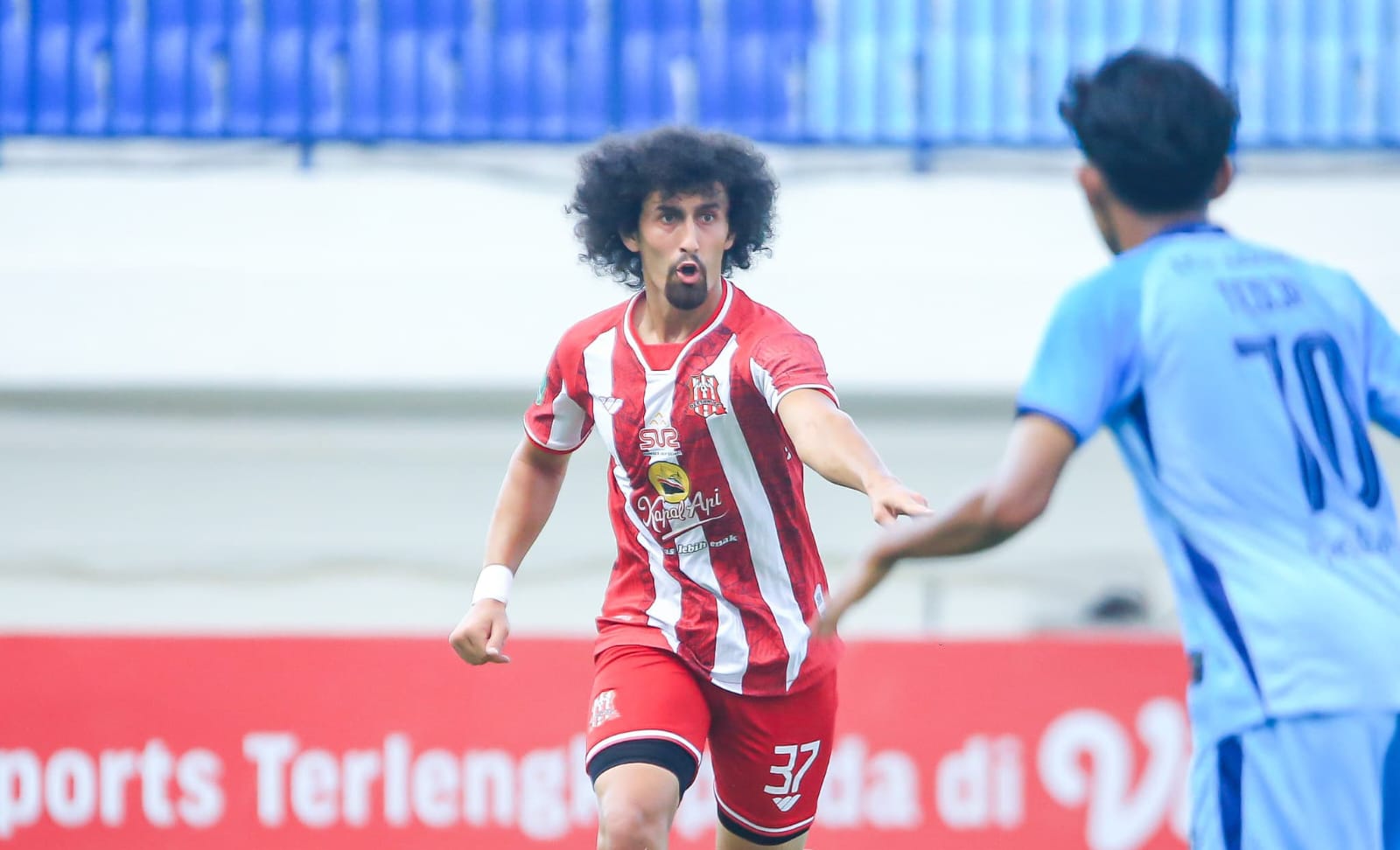 MENANG: Pemain Deltras Sidoarjo, Goktug Demiroglu saat tampil melawan Persela Lamongan.(IST/RADAR SIDOARJO)