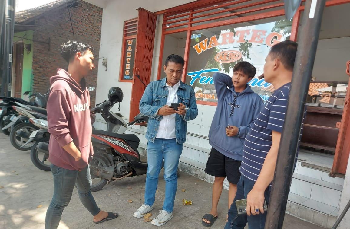 RESPONS CEPAT : Unit Reskrim Polsek Taman sedang melakukan olah TKP di lokasi pengeroyokan remaja di Jalan Raya Ketegan, Taman, Sidoarjo. (DIKY SANSIRI/RADAR SIDOARJO)