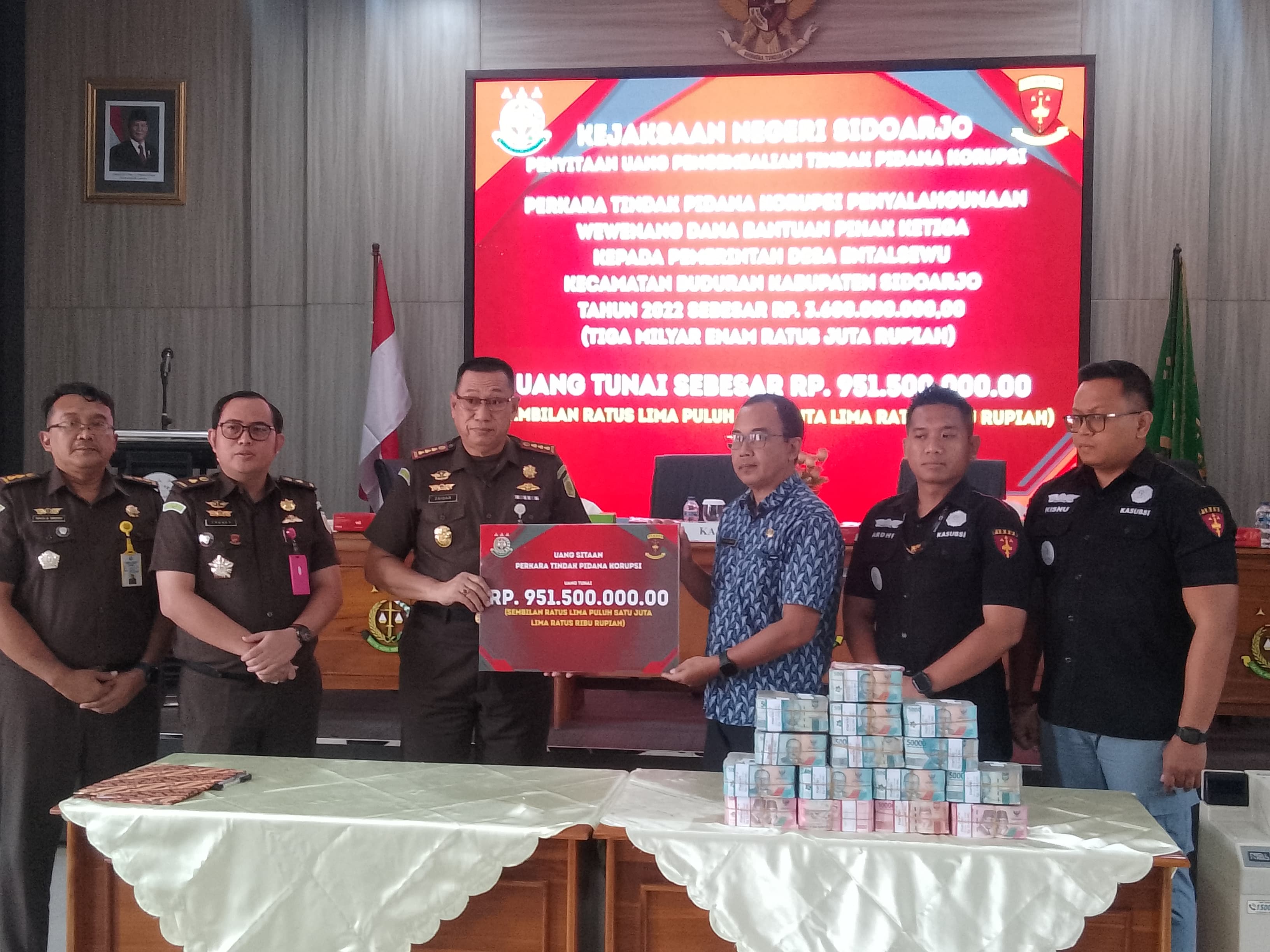 SERAH TERIMA: Kejari Sidoarjo serah terima uang korupsi dana desa dari Pemdes Entalsewu, Buduran, Selasa (16/9).(DIKY SANSIRI/RADAR SIDOARJO)