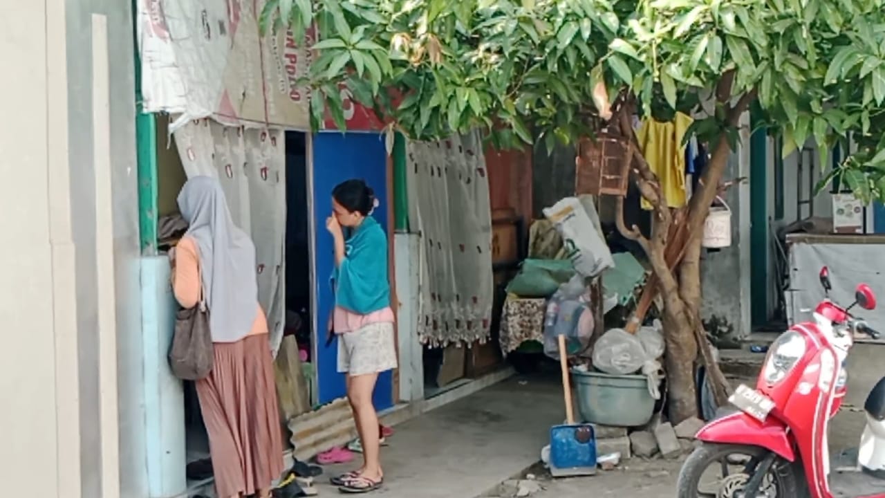 MERESAHKAN : Warga tunjukkan lokasi tempat kos yang sempat di tempati oleh pelaku di Desa Jabaran, Balongbendo, Sidoarjo. (DIKY SANSIRI/RADAR SIDOARJO)