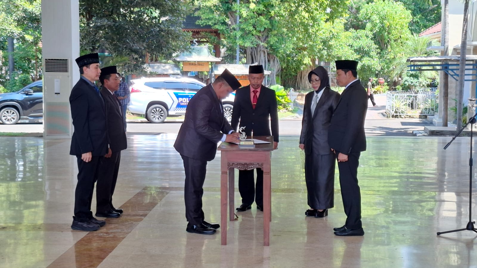 PENYEGARAN: Bupati Sidoarjo, Subandi melantik para pejabat Pemkab Sidoarjo yang dimutasi dan terkena rotasi di Pendopo Delta Wibawa. (M SAIFUL ROHMAN/RADAR SIDOARJO)