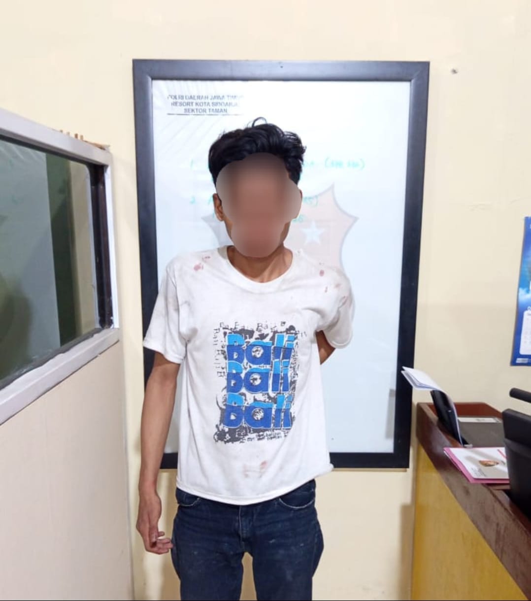 APES: Tersangka Imam diserahkan warga ke Polsek Taman usai ketahuan mencuri motor di Bebekan, Taman, Sidoarjo.(IST/RADAR SIDOARJO)