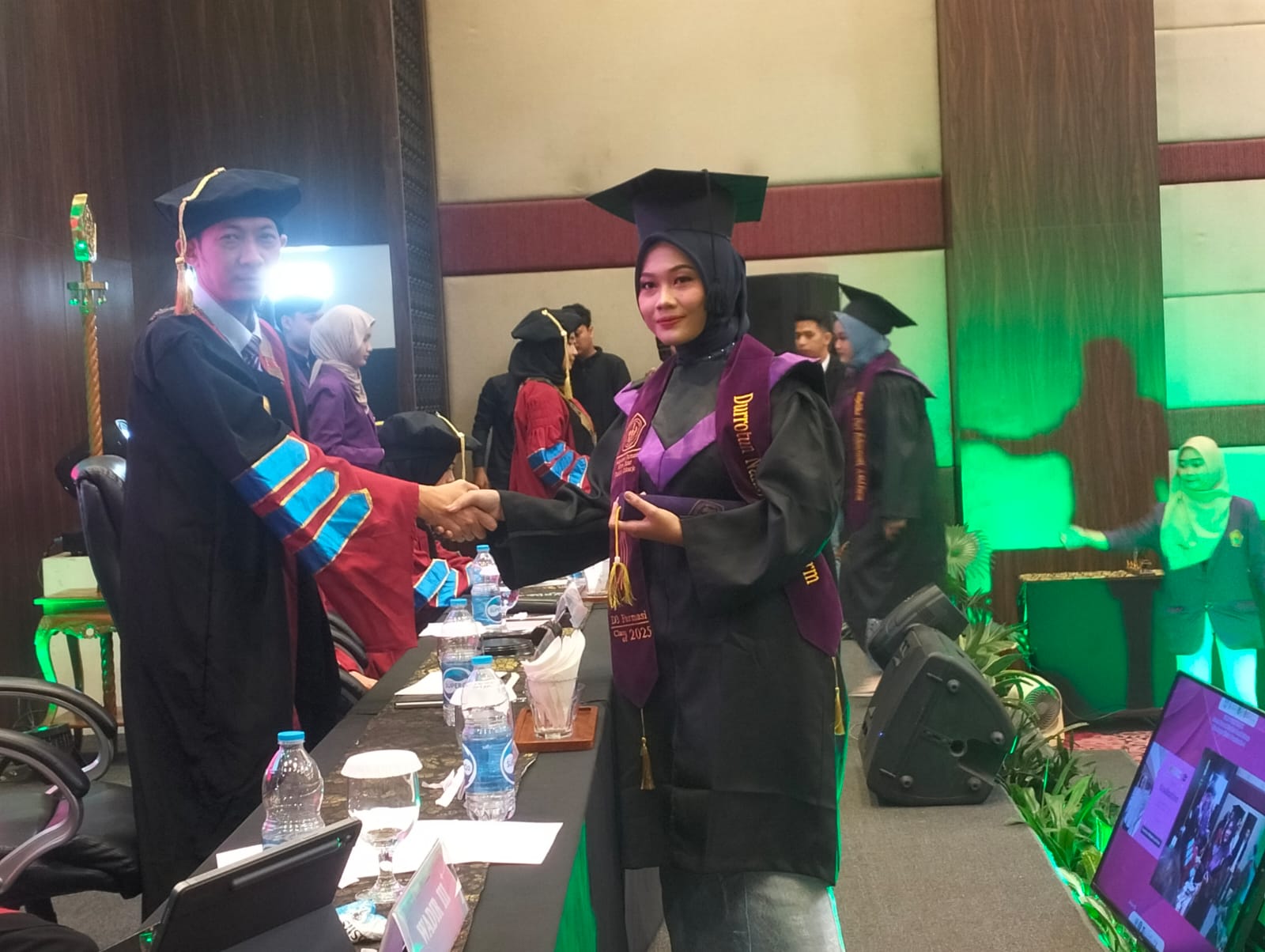 PRESTASI : Direktur Akademi Farmasi Mitra Sehat Mandiri Sidoarjo Dr. Apt. Andri Priyoherianto, S.Farm., M.Si memberikan selamat kepada mahasiswa yang diwisuda.(ANAS/RADAR SIDOARJO)