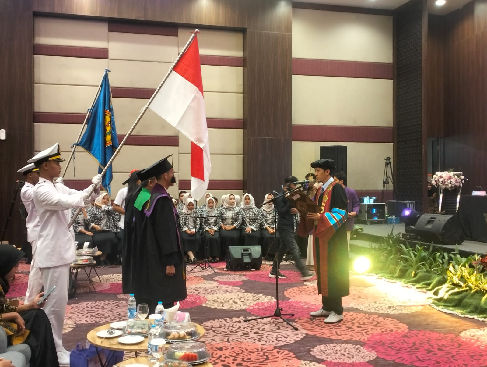 BERSUMPAH: Direktur Akademi Farmasi Mitra Sehat Mandiri Sidoarjo Dr. Apt.Andri Priyoherianto,S.Farm.,M.Si saat prosesi pengambilan sumpah wisudawan. (ANAS/RADAR SIDOARJO)