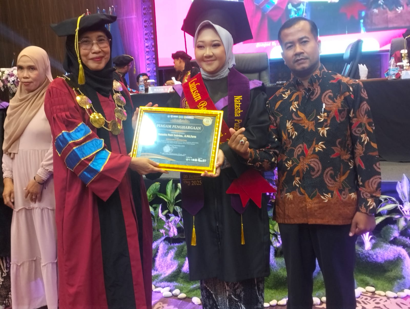 PENGHARGAAN: Selamat kepada Mahasiswi Akademi Farmasi Mitra Sehat Mandiri Sidoarjo yang berprestasi.(ANAS/RADAR SIDOARJO)