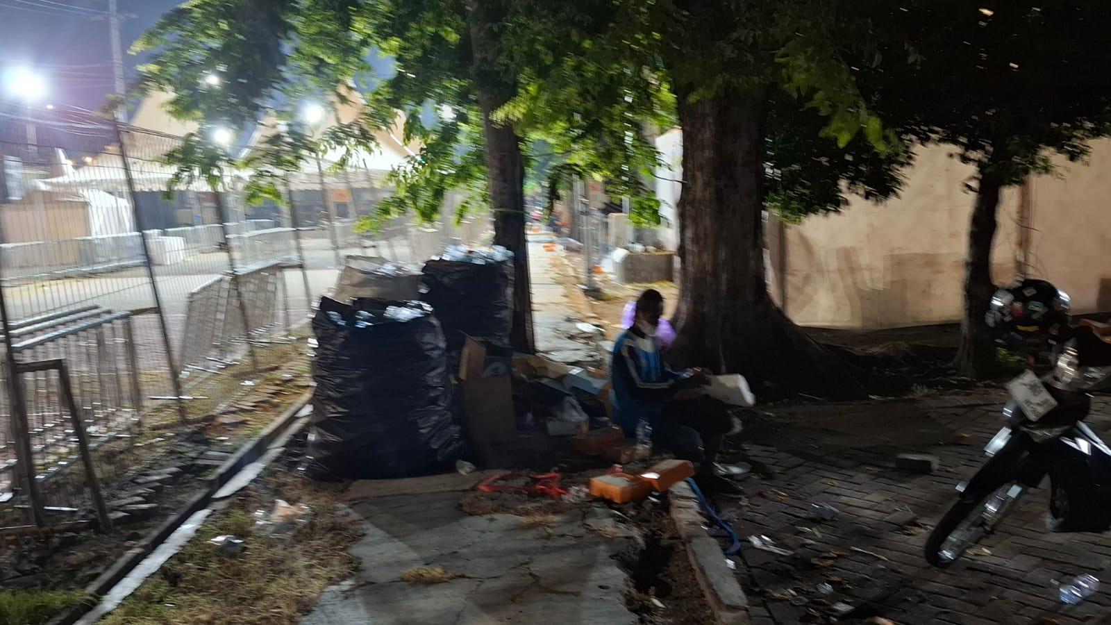 TERKENDALI: Kondisi sampah di dalam Stadion Gelora Delta usai pertandingan sepak bola, total timbulan sampah masih bisa dikendalikan.(M SAIFUL ROHMAN/RADAR SIDOARJO)