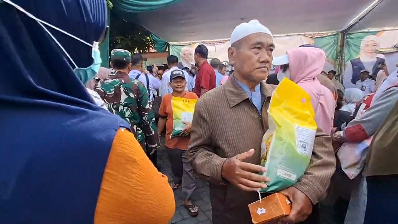 SENANG: Pemkab Sidoarjo menjual beras SPHP dengan harga murah. Sebanyak 36 ton disiapkan setiap hari. (M SAIFUL ROHMAN/RADAR SIDOARJO)
