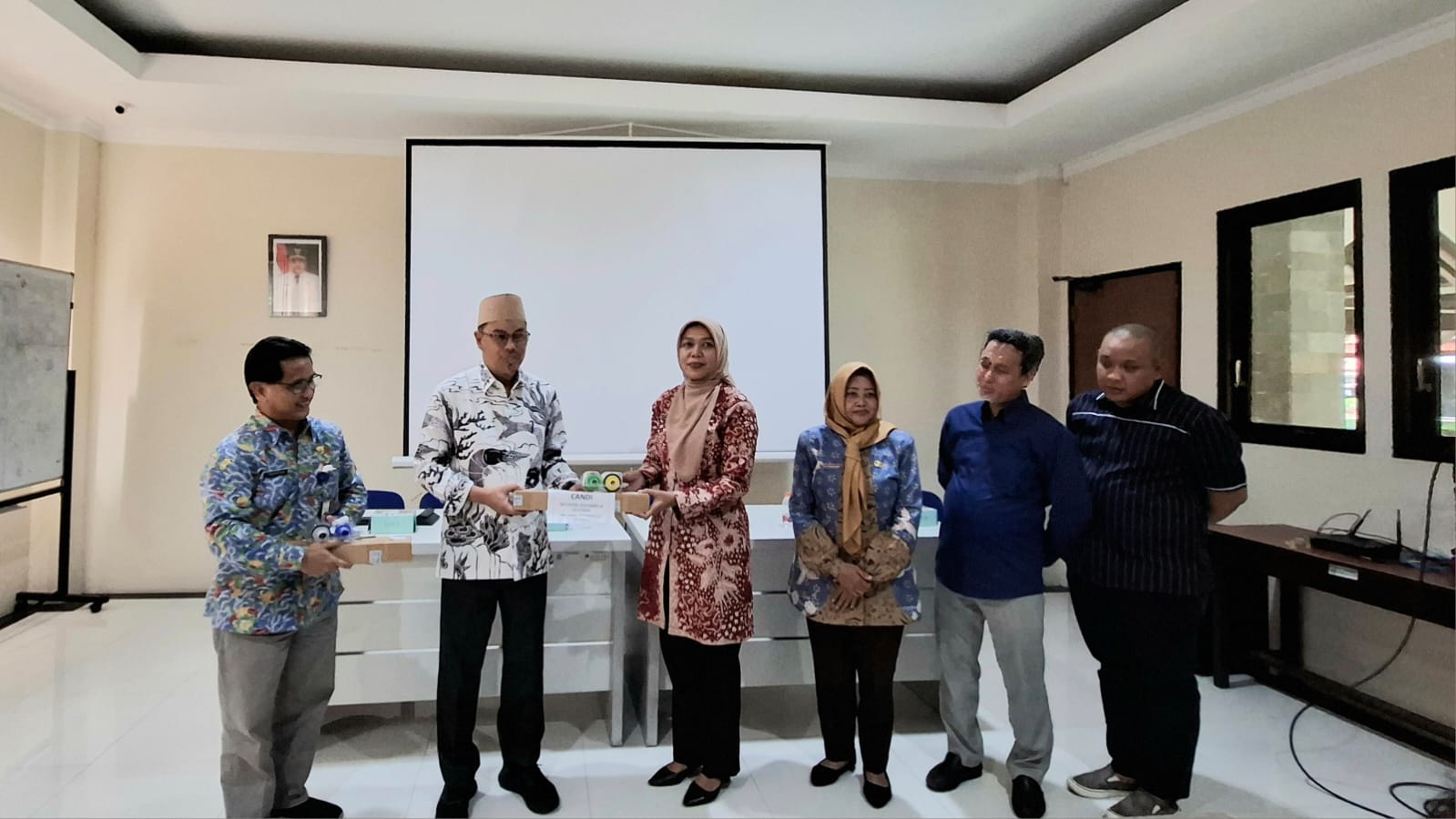 DITERIMA: Secara simbolis penyerahan blanko KTP-el ke Camat. Stok blanko dipastikan aman hingga 2026.(M SAIFUL ROHMAN/RADAR SIDOARJO)