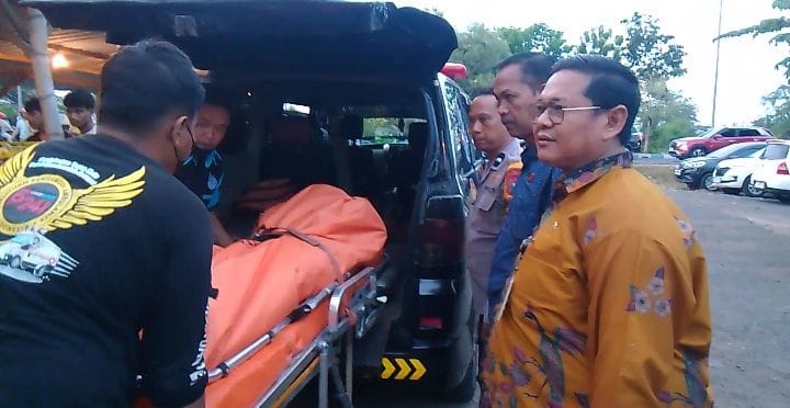 NAHAS : Korban saat dievakuasi masuk ke dalam mobil ambulans di angkringan Desa Semampir, Sedati, Sidoarjo, Kamis (18/9) sore.(DIKY SANSIRI/RADAR SIDOARJO)