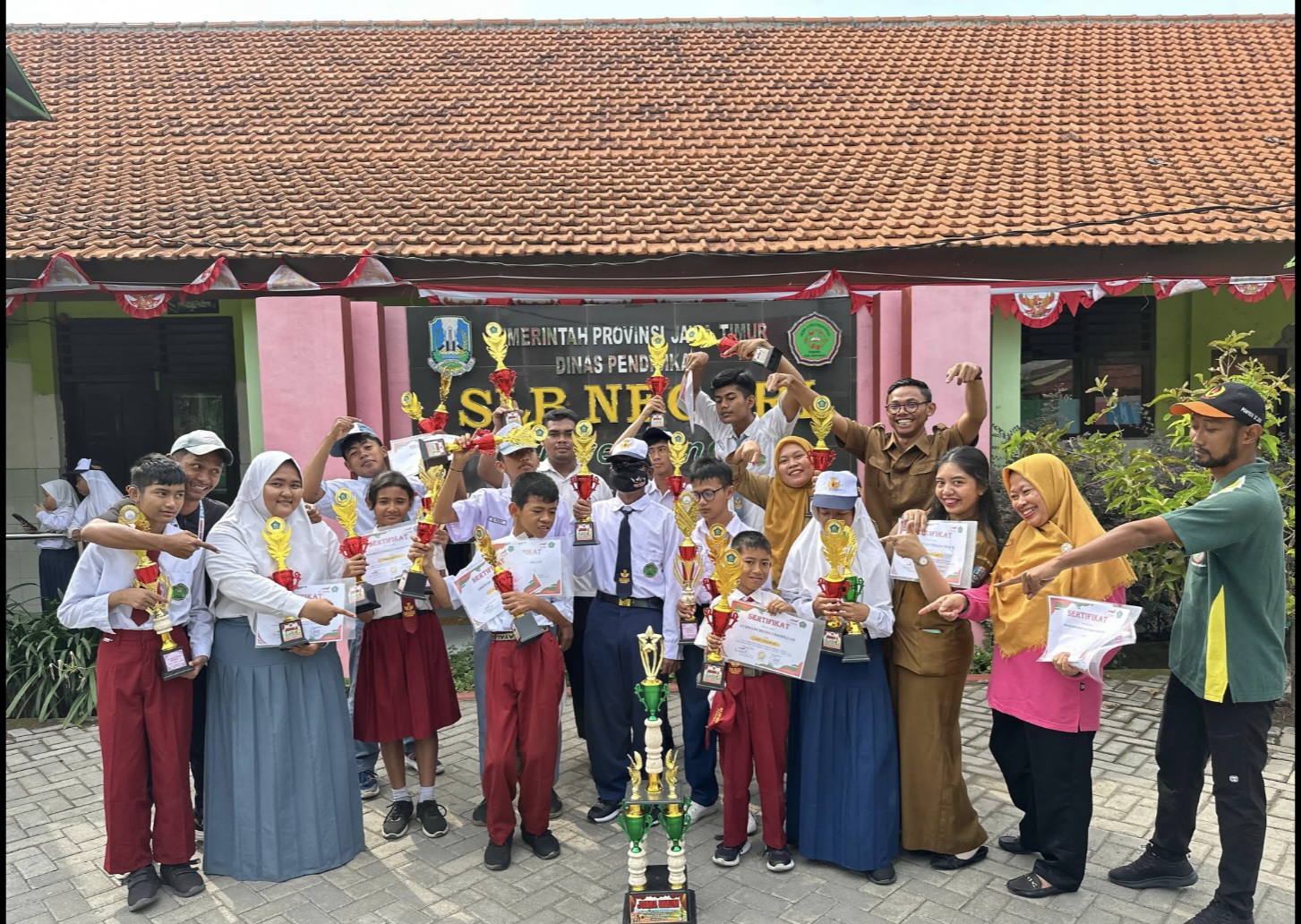 MEMBANGGAKAN : SLB Negeri Juwetkenongo, Porong, menjadi Juara Umum PORKAB. (ANAS/RADAR SIDOARJO)