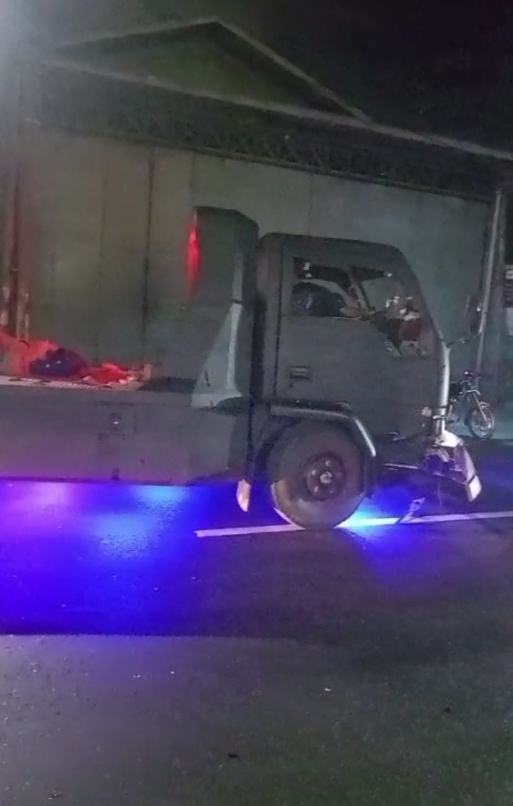 RUSAK : Kondisi truk usai terlibat kecelakaan dengan motor di pintu keluar SPBU Janti, Waru, Sidoarjo, Minggu (21/9).(IST/RADAR SIDOARJO)