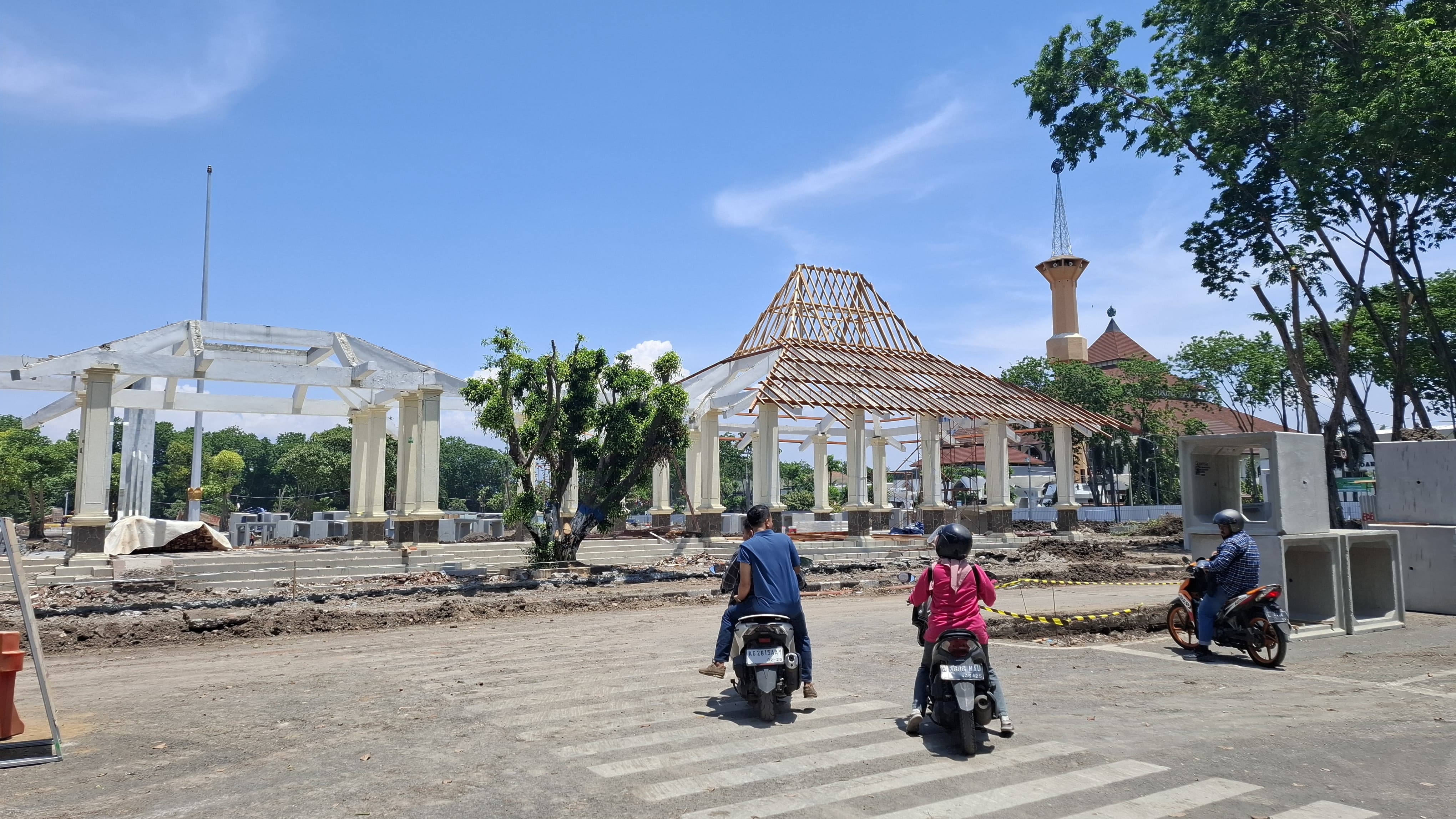 DIKEBUT: Proses pengerjaan revitalisasi Alun-Alun Sidoarjo terus dikebut oleh DLHK Sidoarjo. (M SAIFUL ROHMAN/RADAR SIDOARJO