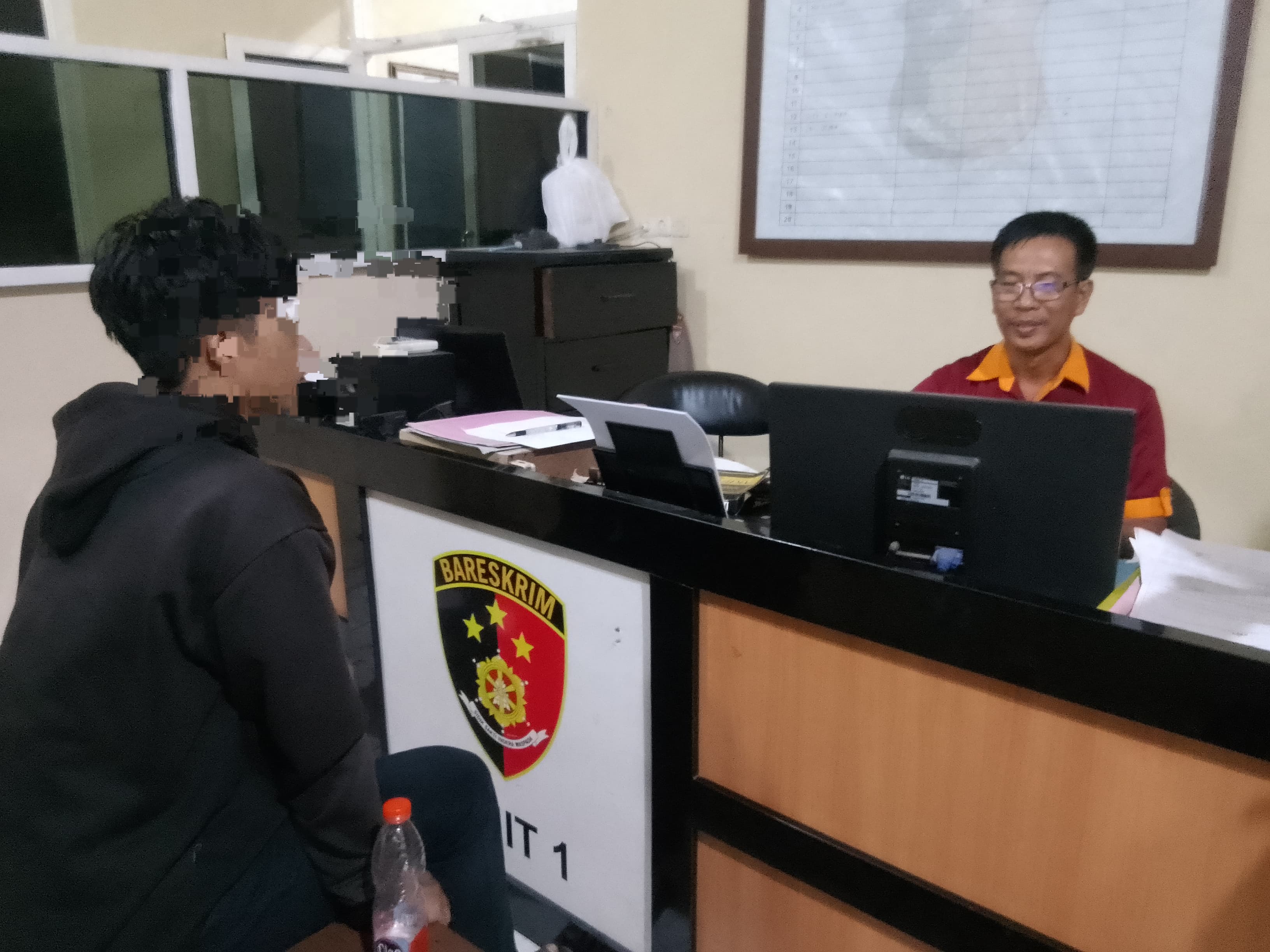 PENYELIDIKAN : Korban pengeroyokan di Jalan Raya Ketegan, Taman, Sidoarjo, saat dimintai keterangan oleh penyidik.(DIKY SANSIRI/RADAR SIDOARJO)