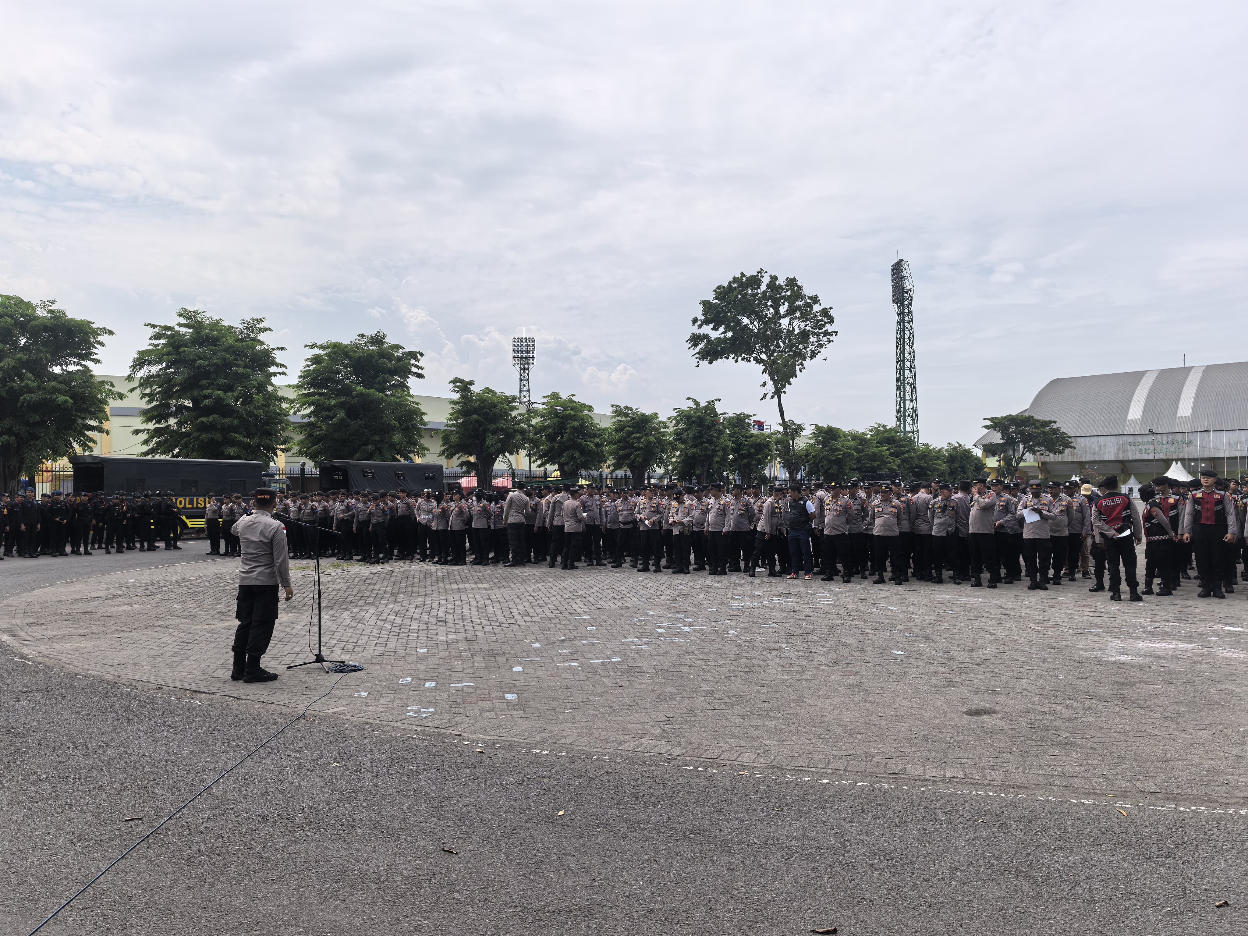 SIGAP : Polisi melakukan apel pengamanan jelang laga kandang perdana Deltras Sidoarjo vs Barito Putera di Stadion Gelora Delta Sidoarjo, Minggu (21/9).(IST/RADAR SIDOARJO)