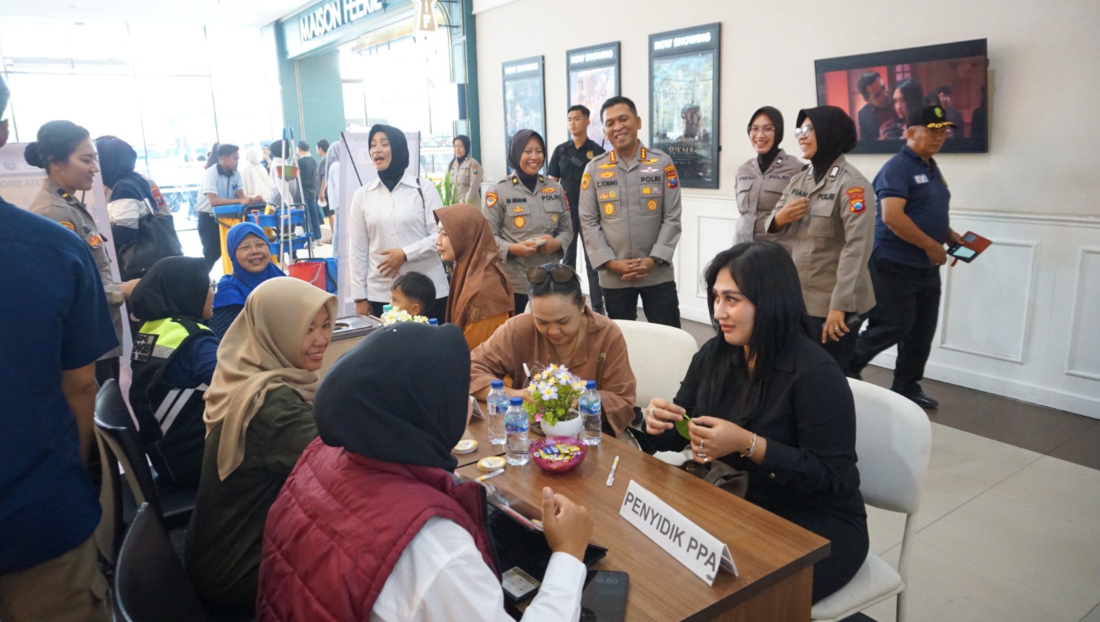 BERANI LAPOR : Kapolresta Sidoarjo Kombes Pol Christian Tobing bersama polwan saat bertemu dengan pengunjung mal.