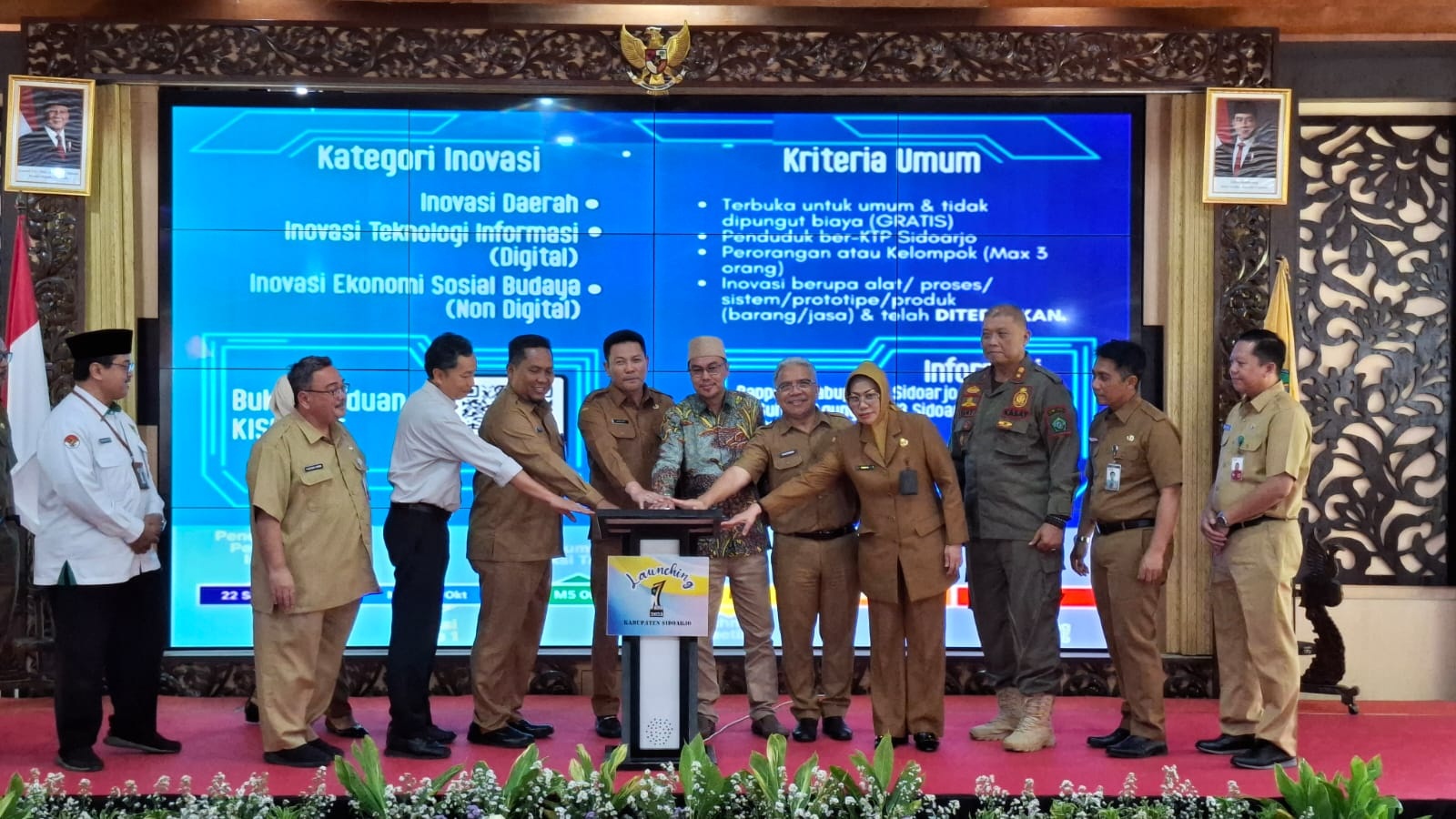 DIBUKA: Bupati Sidoarjo Subandi, secara simbolis menekan tombol pembukaan Lomba KISI 2025. (M SAIFUL ROHMAN/RADAR SIDOARJO)