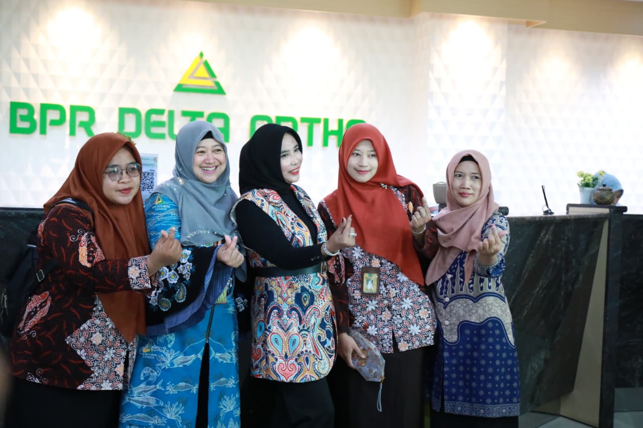 FOTO BERSAMA: Wakil Bupati Sidoarjo Mimik Idayana bersama Direktur Utama PT BPR Delta Artha Perseroda, Sofia Nurkrisnajati Atmaja (dua dari kiri) saat berkunjung ke BPR Delta Artha.&nbsp;