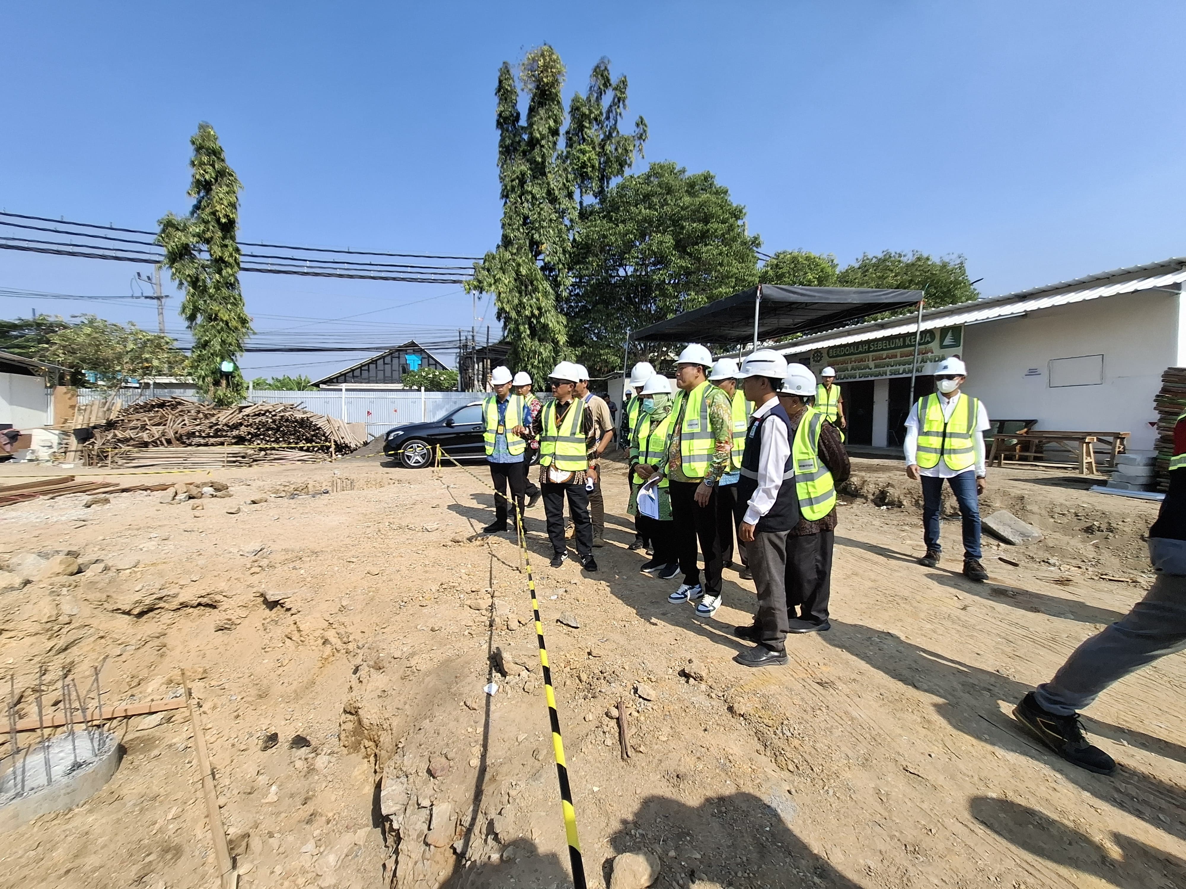 CEK PROGRES: Bupati Sidoarjo Subandi saat melakukan sidak ke pembangunan RSUD Sedati. (M SAIFUL ROHMAN/RADAR SIDOARJO)