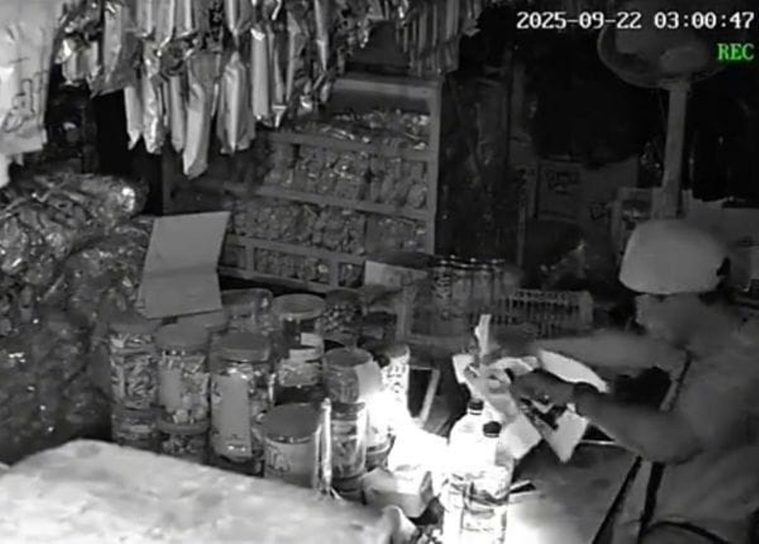 NEKAT: Dua pelaku terekam CCTV saat membobol toko snack di Sukodono.