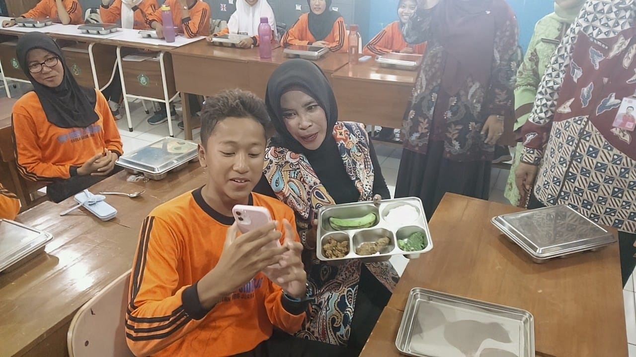 MINTA SELFIE: Wakil Bupati Sidoarjo Mimik Idayana saat meninjau program MBG di SMPN 2 Sidoarjo. (M SAIFUL ROHMAN/RADAR SIDOARJO)