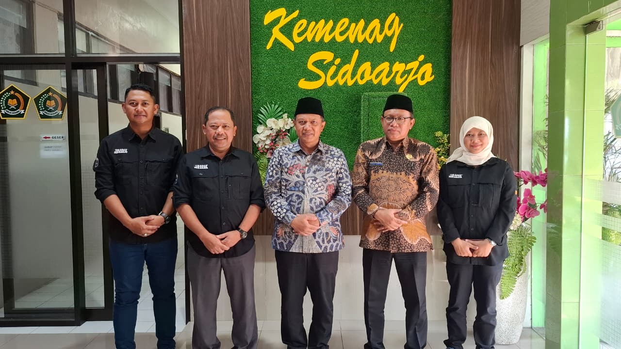 SINERGI: Rombongan Radar Surabaya yang dipimpin Direktur Lilik Widyantoro (dua dari kiri) bersama dengan Kepala Kemenag Sidoarjo, Mufi Rosyadi (tengah). (M SAIFUL ROHMAN/RADAR SIDOARJO)