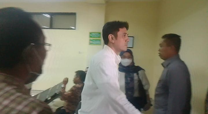 VONIS: Mantan Kades Tambaksawah, Sidoarjo, Imam Fauzi usai mengikuti sidang di Tipikor Surabaya. (DIKY SANSIRI/RADAR SIDOARJO)