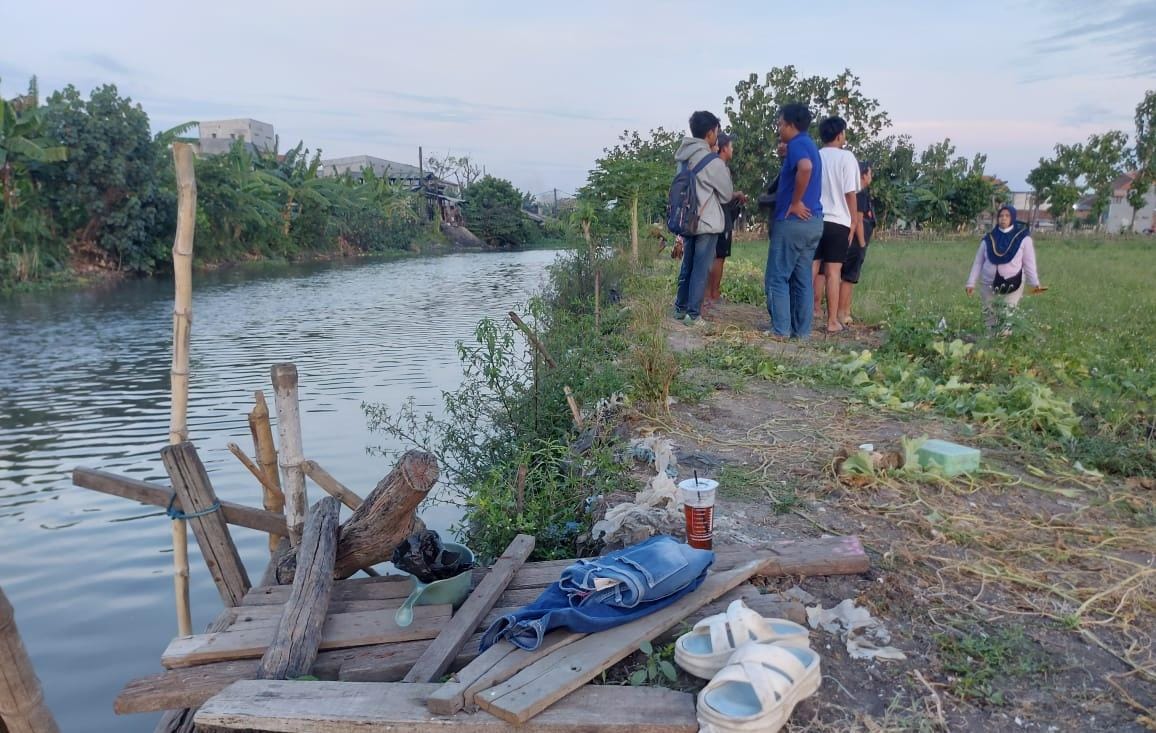 BARANG BUKTI: Pakaian, sandal dan peralatan mandi korban berada di pinggir sungai buntung, Gilang, Taman, Kamis (25/9). (DIKY SANSIRI/RADAR SIDOARJO)
