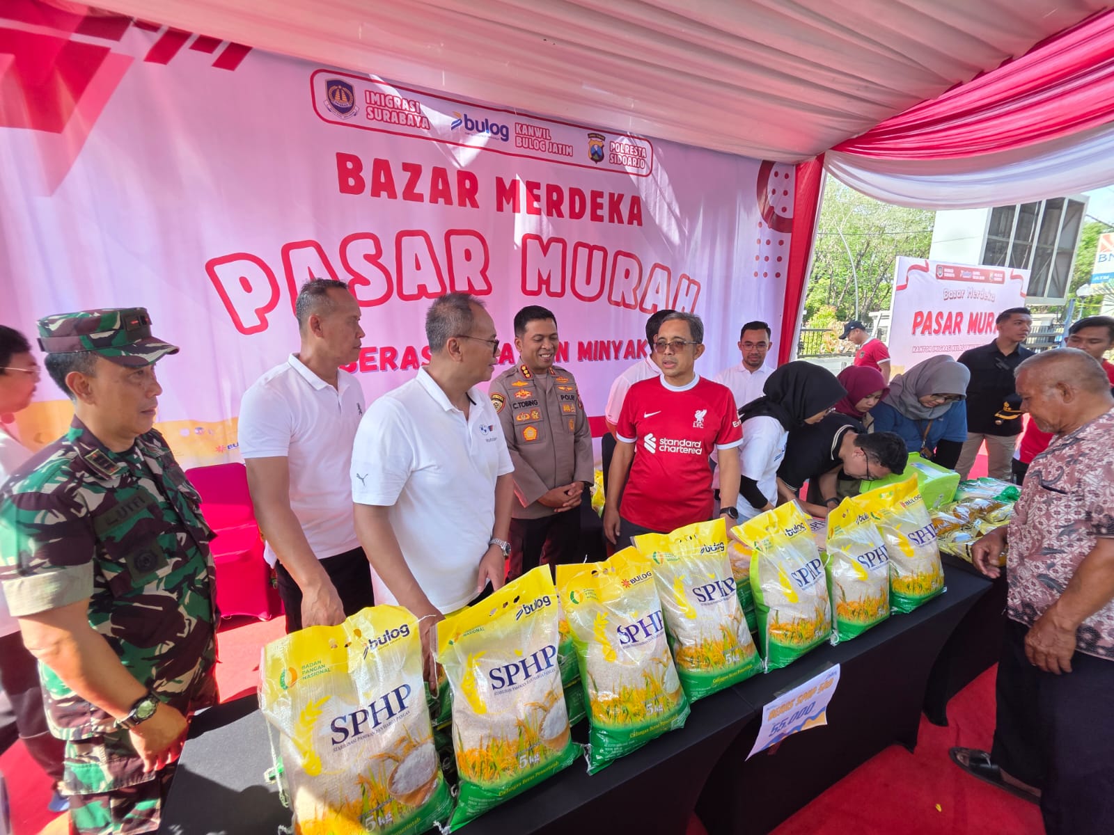 KETAHANAN PANGAN: Sekjen Imigrasi dan Pemasyarakatan, Asep Kurnia (kaos merah) melihat langsung Pasar Murah di Kantor Imigrasi Surabaya.