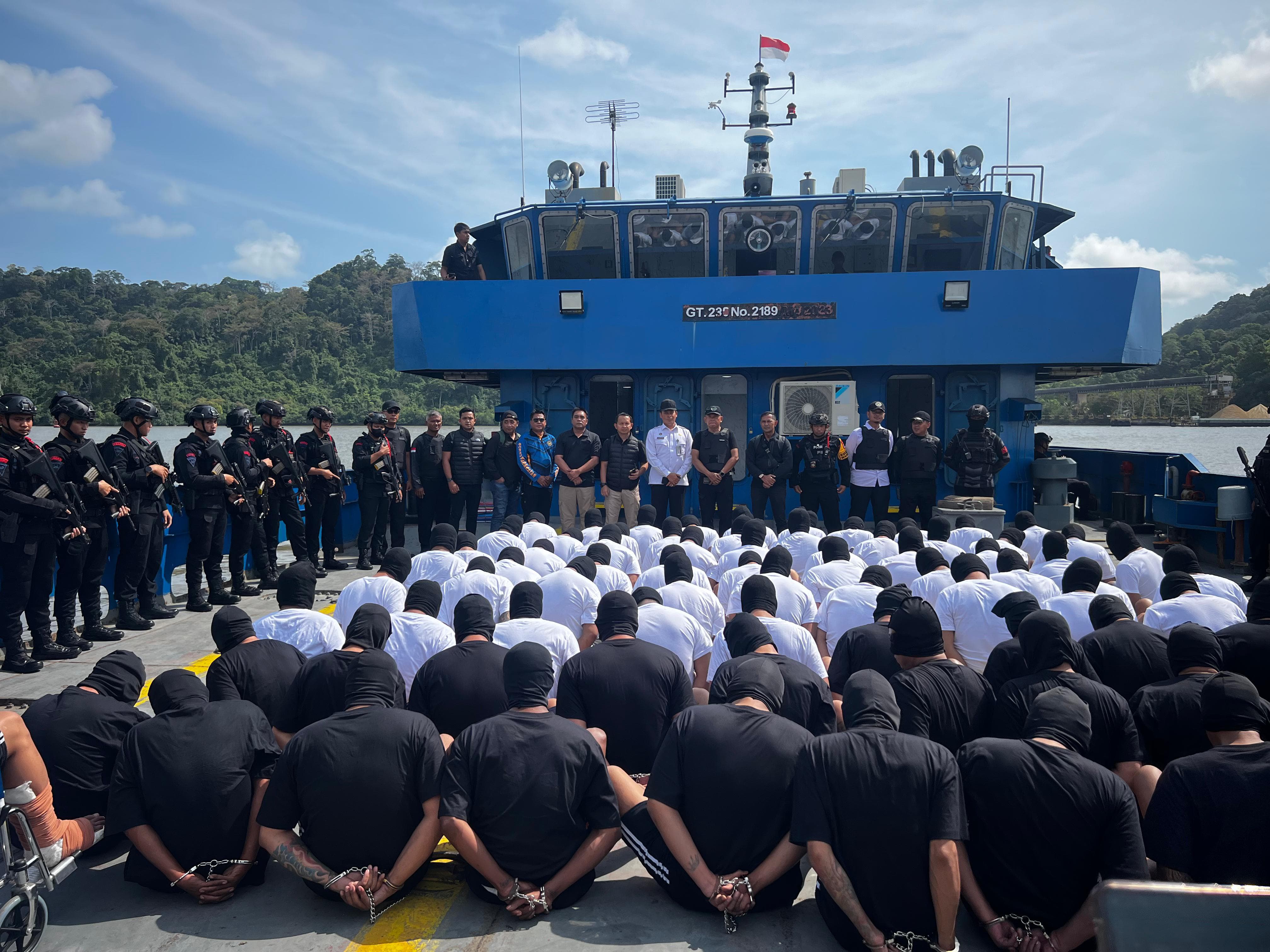 PEMBINAAN: Sebanyak 55 napi Lapas Porong Sidoarjo dilayar ke Nusakambangan.