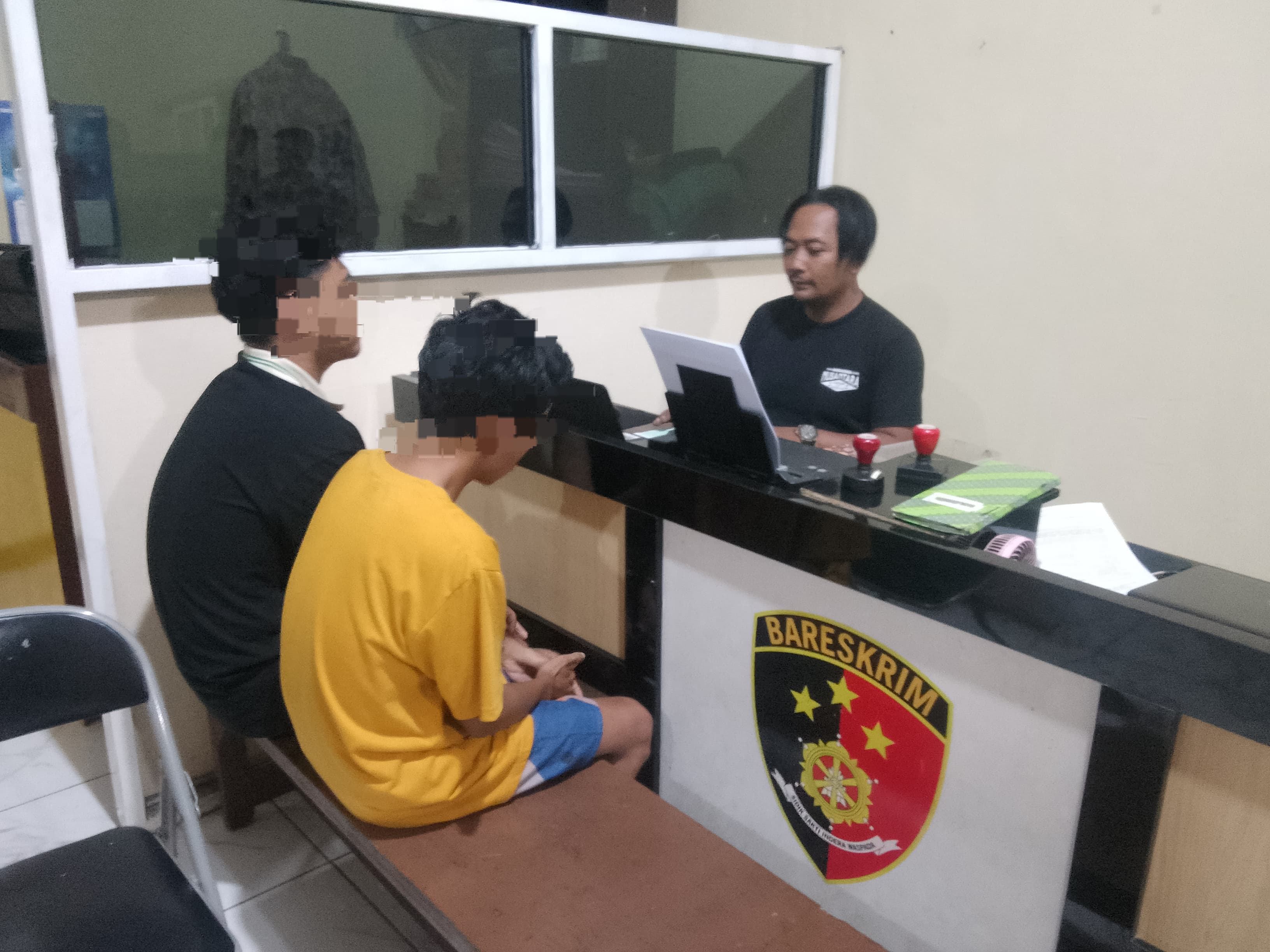 DIPERIKSA: AZ dan AJH diamankan di Polsek Taman. (DIKY SANSIRI/RADAR SIDOARJO)