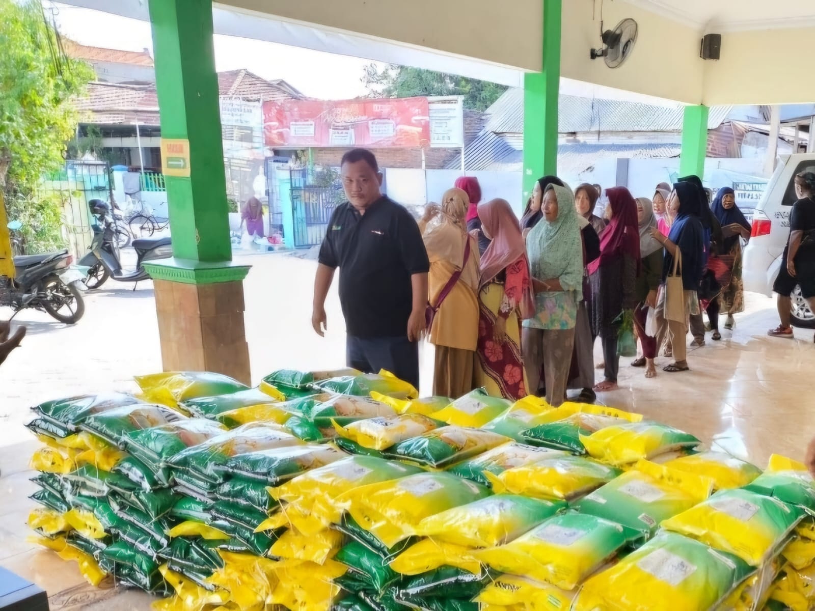 TERSERAP MAKSIMAL: Warga antre beras SPHP di Kantor Kecamatan Waru.
