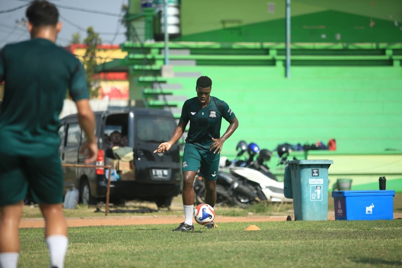 SIAP MAIN: Pemain Deltras Sidoarjo, Meshal Hamzah saat latihan. (Foto Deltras Sidoarjo)